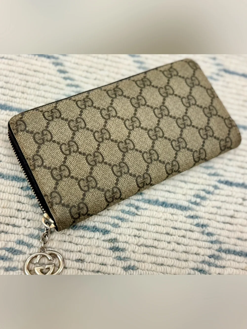GUCCI Vintage Y2K Brown GG Monogram Supreme Canvas Zip-Around Wallet W/ G Charm - Picture 3 of 16